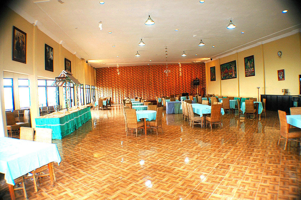 Foresta Inn Family Resort Prigen Bagian luar foto
