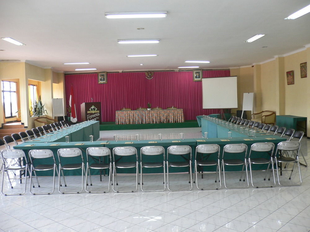 Foresta Inn Family Resort Prigen Bagian luar foto